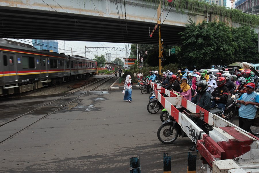Tutup Pintu Perlintasan Kereta