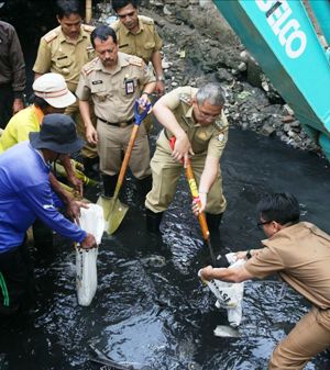 Ajak Warga, Walikota Makassar Turun Langsung Bersihkan Drainase