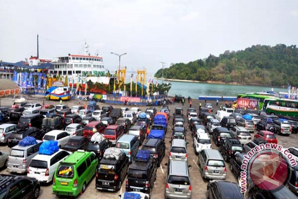 Libur Panjang, Lima Dermaga Pelabuhan Merak Dipadati Kendaraan