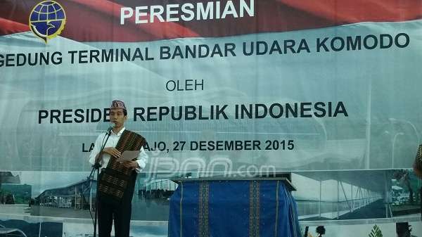 Didampingi Ibu Negara, Jokowi Resmikan Bandara Komodo