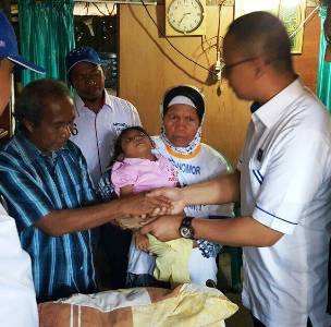 Di Tengah Kampanye, Petinggi PAN Kunjungi Balita Penderita Gizi Buruk