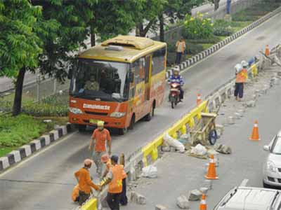 Dipasangi Separator 60 Cm, Busway Masih Saja Diserobot