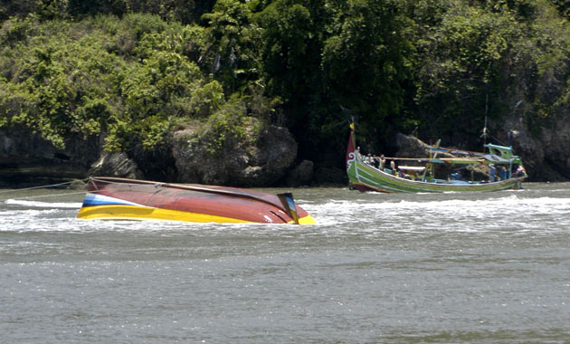 Longboat Terbalik Di Pasir Enam, 2 Penumpang Masih Hilang