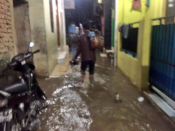 Hujan Guyur Jakarta, Genangan Air Terus Naik Di Beberapa Titik