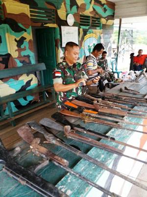 Tanpa Paksaan, Warga Perbatasan Serahkan 17 Pucuk Senpi Ke TNI