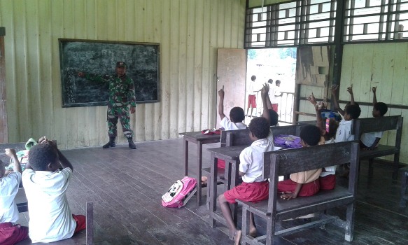 Prajurit TNI Jadi Guru di Wilayah Terpencil Perbatasan RI-PNG