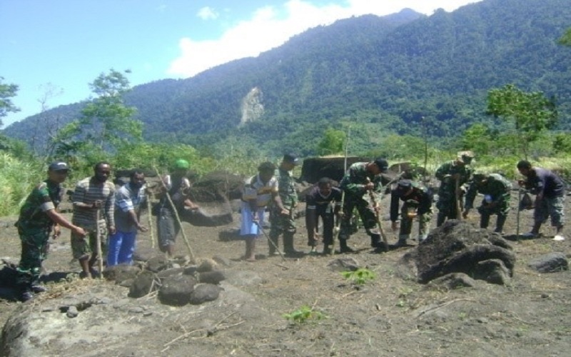Kostrad TNI Tanam Jagung Dan Semangka Di Lahan Warga
