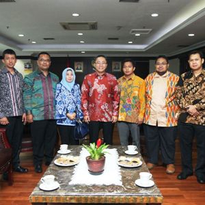 Ketua MPR Senang Disambangi Para Doktor Muda