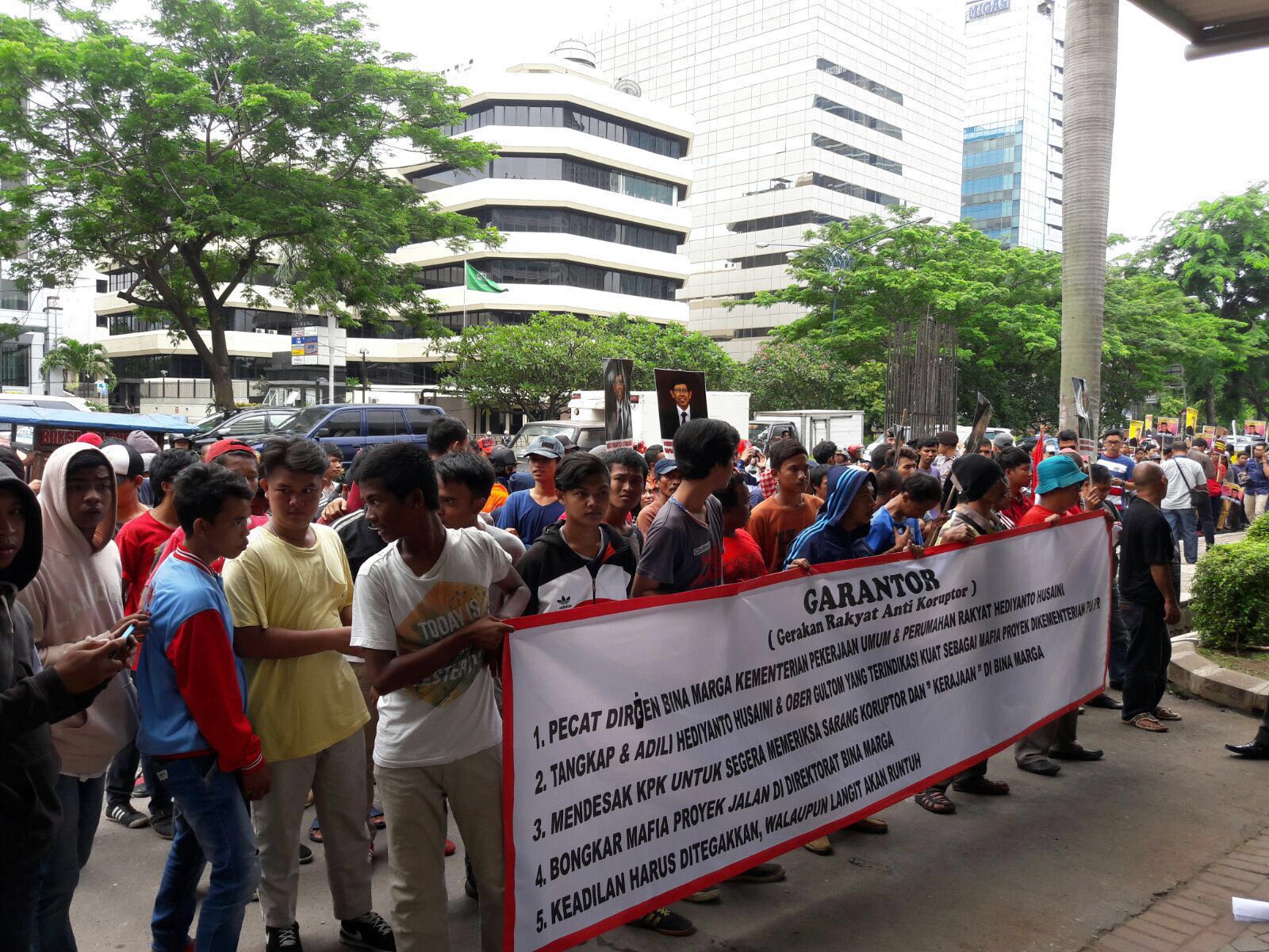 Demonstran Desak KPK Tangkap Hediyanto