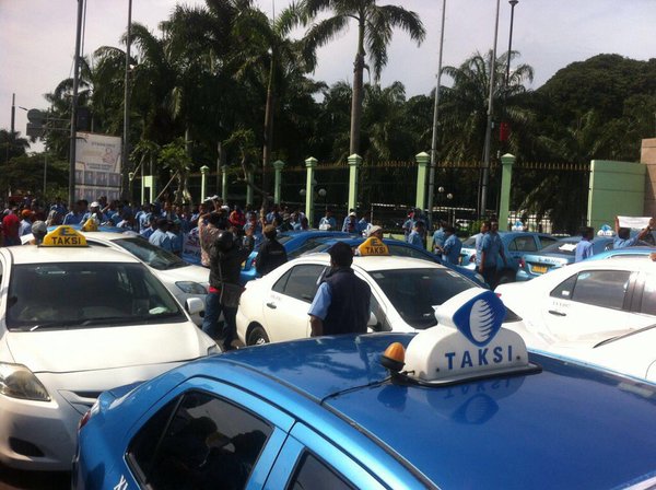 Massa Aksi Sopir Angkutan Umum Sudah Mulai Padati Halaman Gedung DPR