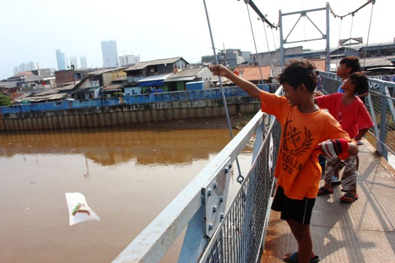 Main Di Jembatan Penyeberangan