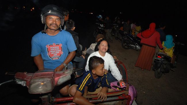 Antisipasi Tsunami, Warga Padang Berduyun-Duyun Menuju Kawasan Tinggi