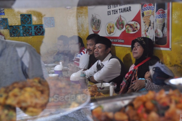 Nyapa Warga, Cagub M. Idrus Makan Di Warteg Kemayoran