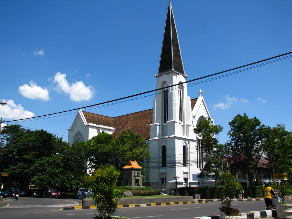 Kendati Hujan, Gereja Katedral Bandung Dipenuhi Umat