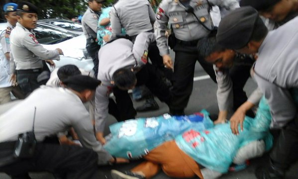 Tiga Demonstran Di Depan Istana Diseret Ke Truk Polisi