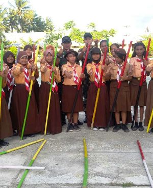 Prajurit Kostrad Beri Pelatihan Pramuka Kepada Pelajar Ibtidaiyah Di Papua