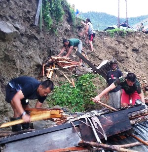 TNI-Polri Di Garis Terdepan Bantu Evakuasi Bencana Di Pegunungan Arfak