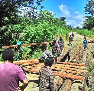 Prajurit Kostrad Bersama Warga Perbaiki Jembatan Di Keerom