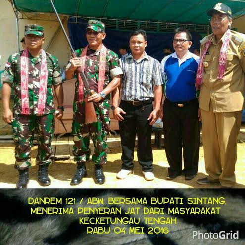 Masyarakat Perbatasan Serahkan Senjata Api Ke TNI