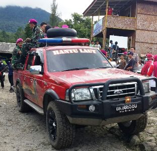 Prajurit Marinir Belawan Ikut Evakuasi Korban Banjir Sibolangit