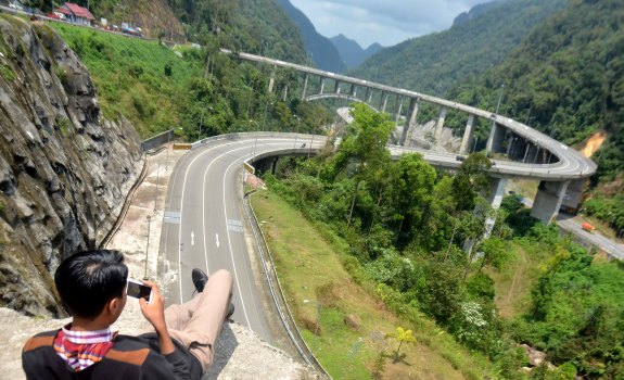 Jembatan Kelok Sembilan