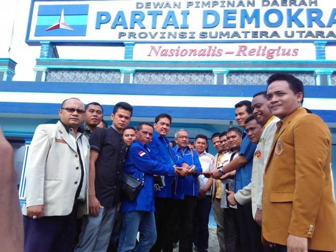 Protes Ruhut, Pemuda Muhammadiyah Sumut Sambangi Kantor Demokrat