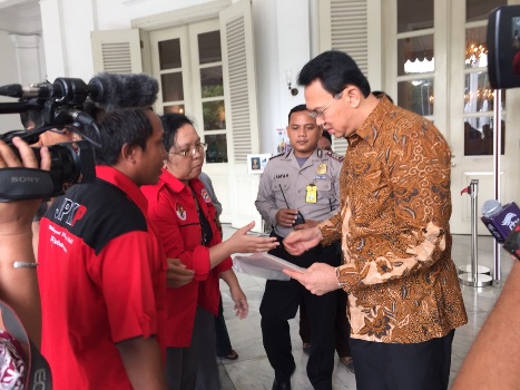 Ahok Kenakan Batik Serupa Saat Ke KPK