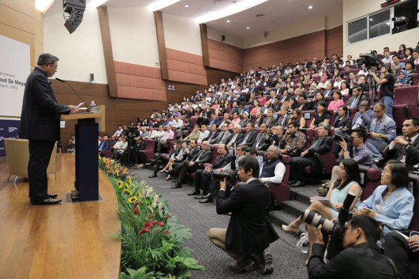 SBY Memberikan Kuliah Umum Di Kampus Singapura