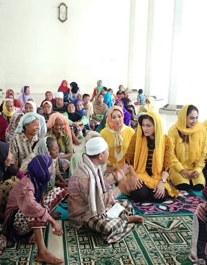 Tebar Mukena Ikatan Istri DPP Golkar Menyasar Ke Lombok