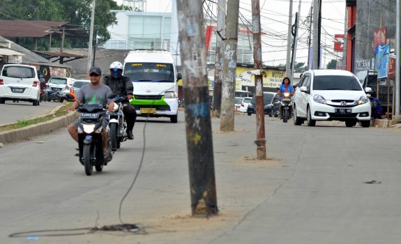 Tiang Listrik Di Tengah Jalan