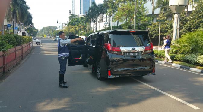 Ngotot Terobos CFD, Sopir Anggota DPR Ini Adu Mulut Dengan Kadishub DKI