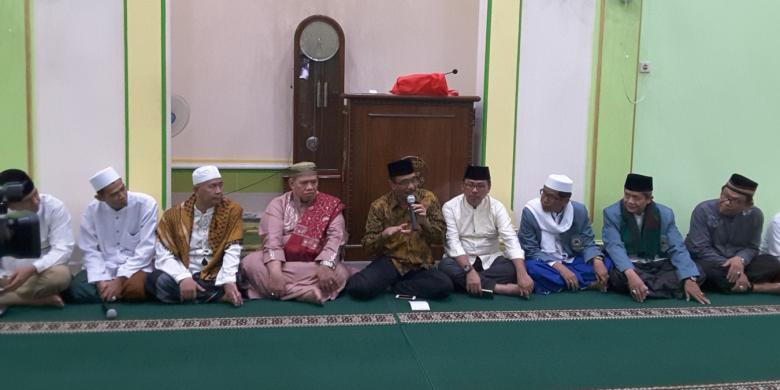 Djarot Prihatin Anak-Anak Menteng Atas Bermain Di Kuburan Malam Hari