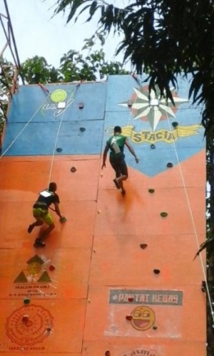 Prajurit Kostrad Juara III Panjat Dinding Di UMJ