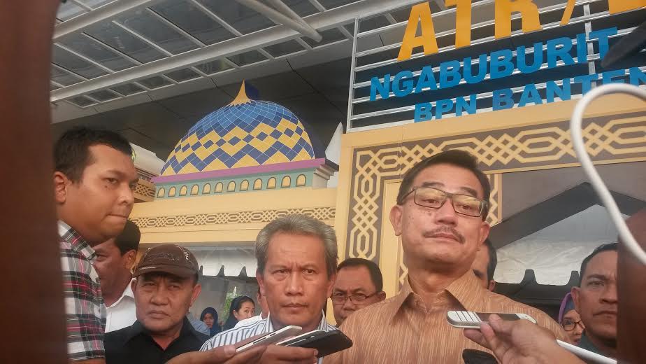 Menteri Ferry Berikan 12.143 Sertifikat Warga Se-Banten Raya