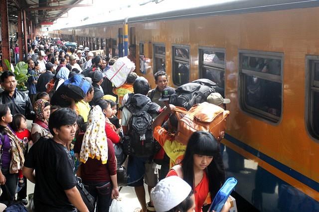 Jumlah Penumpang Kereta Di Senen Naik Seribu Orang