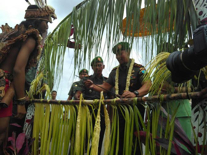 Tiba Di Pontianak, Mayjen TNI Andika Perkasa Disambut Acara Adat