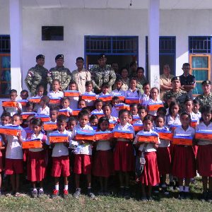 Satgas Kostrad Serahkan Bantuan 50 Pasang Sepatu Di Malaka