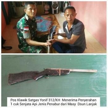 Warga Dusun Lanjak Serahkan Senpi Laras Panjang Ke TNI