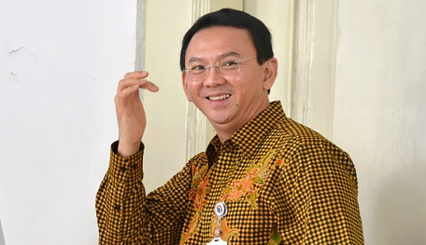 Ahok Kerap Betulkan Kacamata Saat Menjawab Pertanyaan