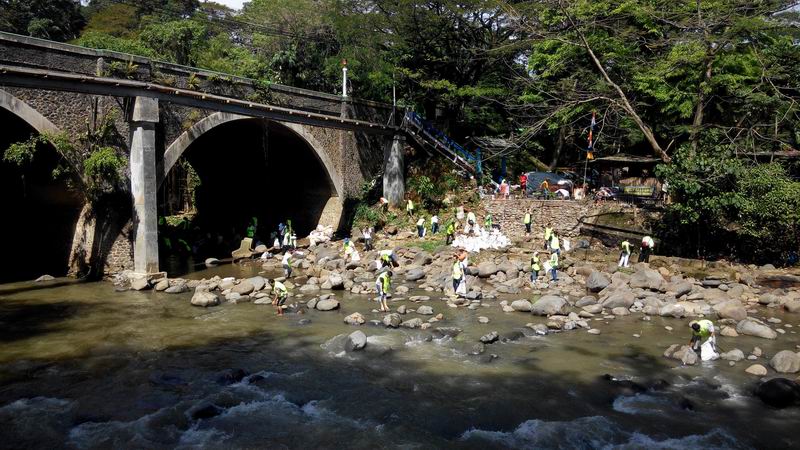 Masih Banyak Aksi Bersih Ciliwung, Bukti Kualitas Air Sungai Tercemar