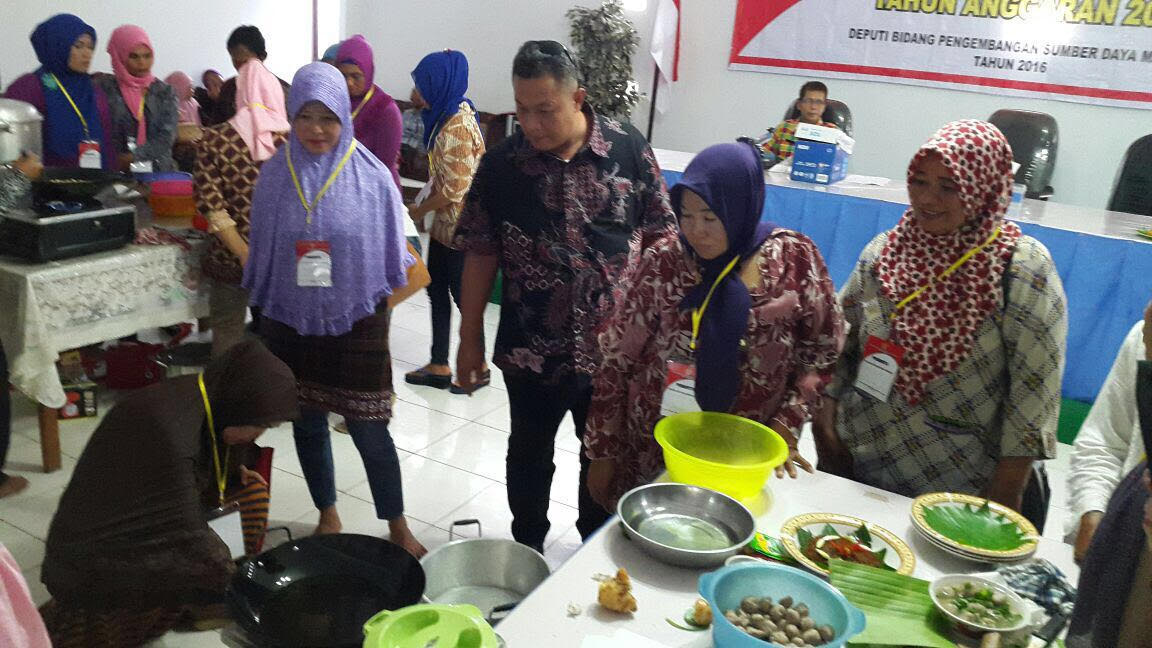 Masyarakat Perbatasan Natuna Dilatih Berwirausaha Olahan Ikan