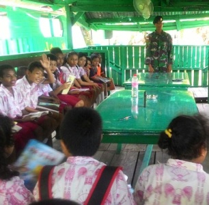 Kostrad Bangun Perpustakaan Mini di Kampung Tami