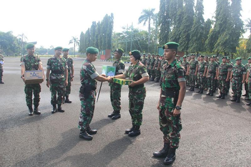 Parcel Lebaran Pangkostrad Bentuk Kepedulian Kepada Prajurit