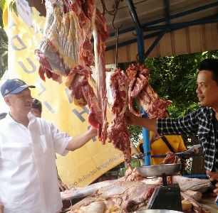 Tomy Winata Tinjau Pasar Murah AGP Di Pulogadung