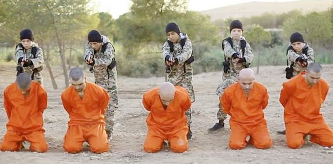 Mengerikan, 5 Anak ISIS Eksekusi 5 Tawanan