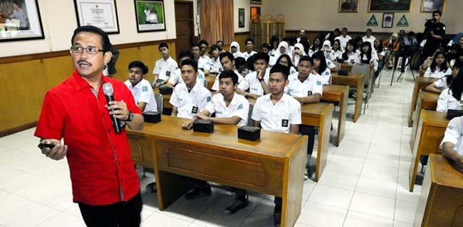 Direksi Telkom Motivasi Anak anak SMA Madura
