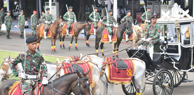 Ribuan TNI Bersenjata Sangkur Dan Pedang Kawal HUT Ke-71 RI Di Istana Negara