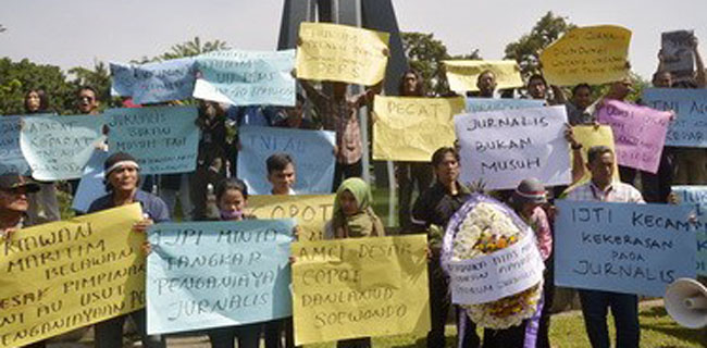 Aksi Solidaritas, Jurnalis Medan Serahkan Karangan Bunga Ke Markas TNI AU