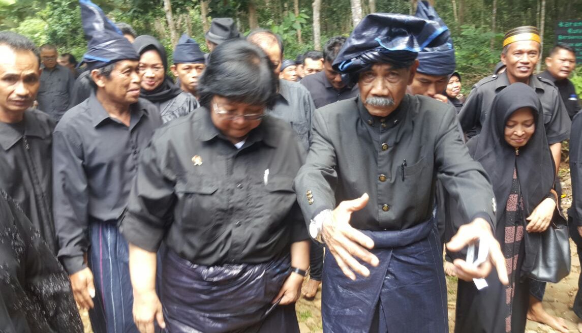 Menteri Siti Pelajari Prinsip Hidup Suku Kajang