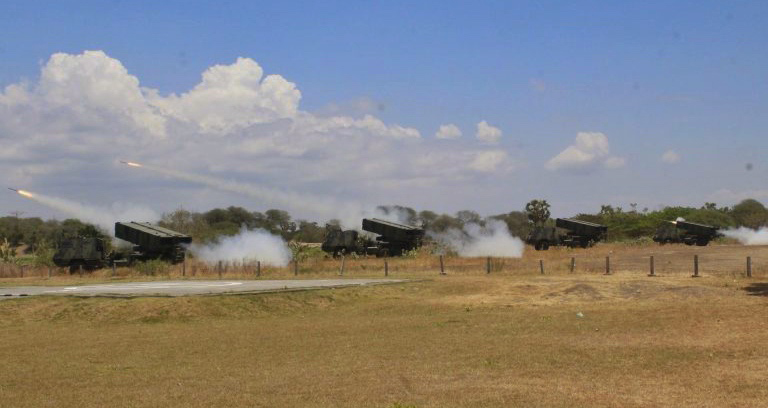 Prajurit Kostrad Uji Coba Roket Astros Di Pantai Banongan